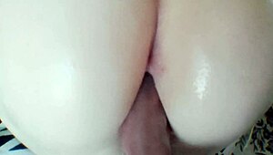 बड़ी गंद और टाइट चूत वाली स्टीपसिस्टर जोर से राइड करती है। यह होममेड पीओवी डॉगीस्टाइल क्लिप प्योर फायर है!