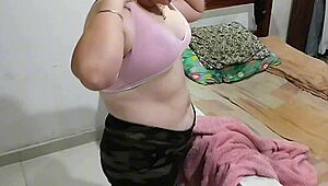 लातीना एमेच्योर अपनी चूत इस्तेमाल करने के लिए भीख मांगती है नहाने से पहले