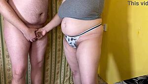 ककॉल्ड हसबैंड देखता है मैन बिग-बूब्ड वाइफ को ब्रेड करता है। डिस्पेयर में अपना छोटा लंड हिलाता है!