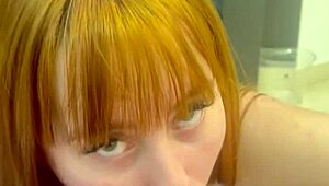 Ruiva Levando Pau De Presente De Aniversário