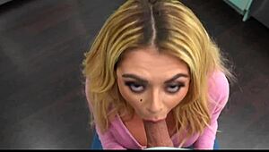 लोनली हाउसवाइफ घर पर क्लोज़ किसी के साथ क्वालिटी टाइम तलाशती है।