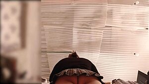 Wow, No Panties Sirvienta Culona Bends Over While Spied On