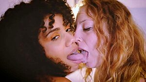 Sexo lesbico interracial with duas gostosas playing hot with toy