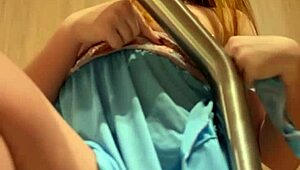 Ruiva Levando Pau De Presente De Aniversário