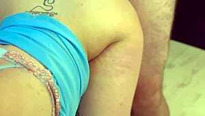 Ruiva Levando Pau De Presente De Aniversário