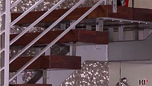 वेंडी मून अकेले खुद पर मूत्र छोड़ रही