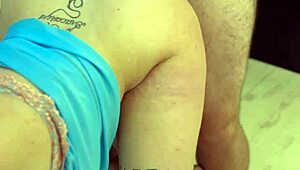 Ruiva Levando Pau De Presente De Aniversário