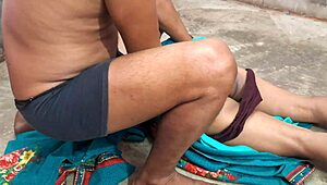 गर्म देसी भारतीय नवविवाहित लड़की सेक्स के लिए पूरी नंगी हो जाती है