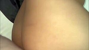 अरब आदमी कर्वी लातीना को मॉन्स्टर लंड से बेडरूम में फक करता है