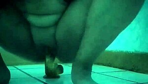 la pandita recibe el año caliente con su juguete favorito