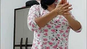 Curvy Milf Dances with Stunning Ass and Shows Big Nipples in Homemade Clip