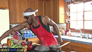 क्यूट टीन 18+ न्यूबी बीबीसी से स्पिटरोस्टेड होती है