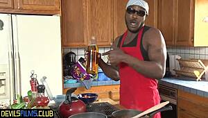 क्यूट टीन 18+ न्यूबी बीबीसी से स्पिटरोस्टेड होती है