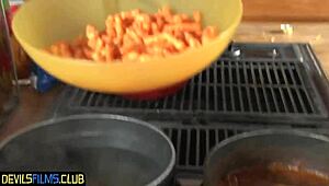 क्यूट टीन 18+ न्यूबी बीबीसी से स्पिटरोस्टेड होती है