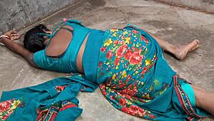 गर्म देसी भारतीय नवविवाहित लड़की सेक्स के लिए पूरी नंगी हो जाती है