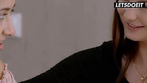 रोमांटिक लेस्बियन सेक्स पढ़ाई से बेहतर है कोई भी दिन