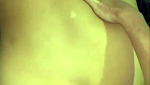 अरब आदमी कर्वी लातीना को मॉन्स्टर लंड से बेडरूम में फक करता है