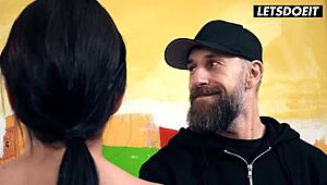 लेक्सी लायो, बिजनेस वुमन, होटल में फॉरेन कॉक से वाइल्ड होती है। उसका बीएफ चीट किया, तो वो रिवेंज ले रही है