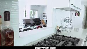 हॉट ब्लॉन्ड मिल्फ स्टीप मॉम परफेक्ट बड़े टिट्स से लुभाती है