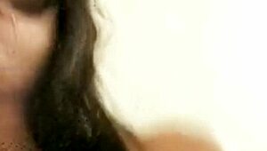 El tio de mi novio penetra mi coño con fuerza