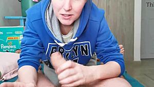 ब्रूनेट हूडी में स्किलफुली कॉक चूसती है क्यूट होममेड वीडियो में