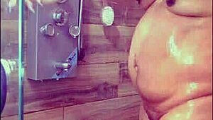 me pongo caliente y termino con un rico orgasmo en la ducha