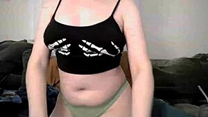 uhh, webcam babe pear showin’ hairy pussy n pierced clit... mastubation vids r wild!