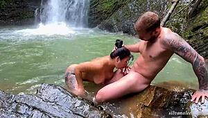 मॉर्बिड को नदी किनारे नंगी होकर स्ट्रिप करते देखना पसंद?