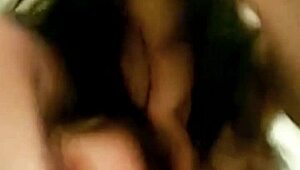 El tio de mi novio penetra mi coño con fuerza