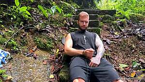 मॉर्बिड को नदी किनारे नंगी होकर स्ट्रिप करते देखना पसंद?