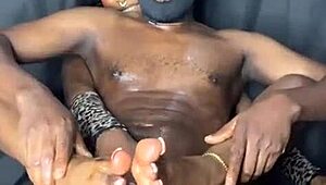 मेरे पड़ोसी ने मुझे मसाज किया फिर डिक चूस लिया