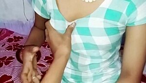 क्यूट इंडियन देसी भाभी बहन के सामने हार्डकोर राइड करती है।