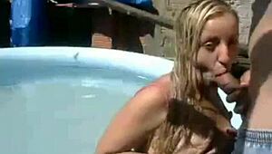 Hey, loira showing off webcam fun in favela pool 😏