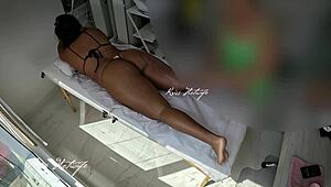 Usei meu bikini safado para fazer massagem massagista ficou cheia de tes�o vendo minha bucetinha pulando do bikini