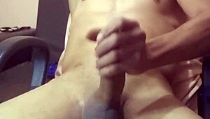 Macho de aluguel bh comedor de esposa strips and flexes muscular body