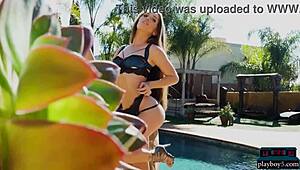 पेटाइट फ्लोरिडा मिल्फ अपनी टाइट बॉडी दिखाती है