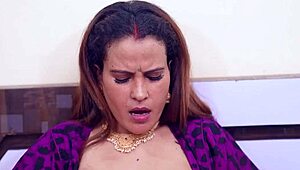 मैंने अपनी स्टीपमॉम को मस्तरबेट करते हुए पकड़ लिया और नजर हटा नहीं सकी