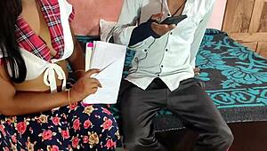 इंडियन स्टेप सिस्टर को स्टेप ब्रदर ने वाइल्ड हिंदी टेल में पाउंड किया! 😱