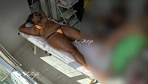 Usei meu bikini safado para fazer massagem massagista ficou cheia de tes�o vendo minha bucetinha pulando do bikini