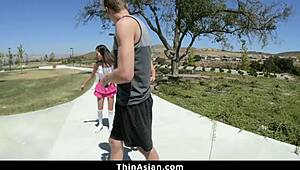 दो लस्टफुल एशियन क्यूटीज गाय को रफ प्ले में डोमिनेट करती हैं - थिनएशियन