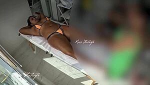 Usei meu bikini safado para fazer massagem massagista ficou cheia de tes�o vendo minha bucetinha pulando do bikini