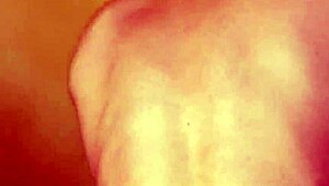 पेटाइट फ्लोरिडा मिल्फ अपनी टाइट बॉडी दिखाती है