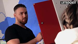 हंगेरियन टीन 18+ मोना ब्लू हॉर्नी हॉस्टल में वाइल्ड रूममेट के साथ रफ एनल फेस करती है