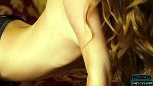 पेटाइट फ्लोरिडा मिल्फ अपनी टाइट बॉडी दिखाती है