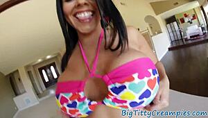 टिटिफकड ब्यूटी क्लोज-अप पीओवी में ह्यूज कॉक को स्ट्रोक करती है कम स्प्लैश के लिए