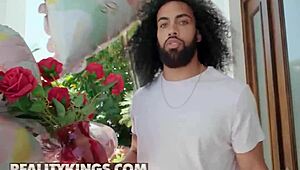 कर्वी जेना स्टार मदर्स डे पर अकेली