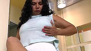Casual-Narrative Latinchili shows a bored mature Latina getting off with SEXTOYS
