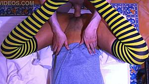 शाई लैटिना सेक्रेटरी ऑफिस में आफ्टर आवर्स मैरिड बॉस को लूर करती है। उसकी वाइफ पेंटिंग क्लास में है, स्टीमी अफेयर से अनजान।