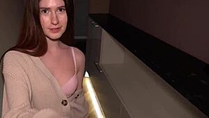 घर पर अकेली और हॉर्नी, उसने मुझे रफ एमेच्योर फक के लिए बुलाया