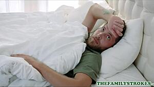 हॉर्नी मिल्फ स्टेपमॉम घर पर स्टेमी सेशन के लिए स्टेपसन को लुभाती है